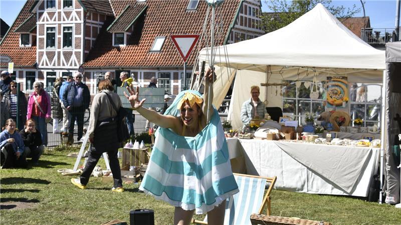 Wozu ein Sonnenschirm alles gut ist - die One-Woman-Straßenshow "Holiday on delay" sorgt für Lacher.