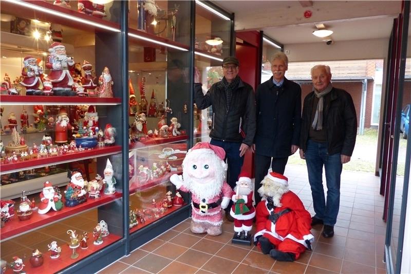 Wünschen dem Weihnachtsmannmuseum im Advent mehr Besucher denn je (von link): Harald Burfeindt, Meinhard Heinsohn und Rolf Wieters. Foto Eidtmann