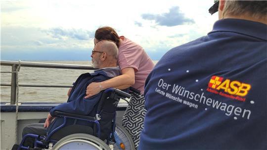 Wünschewagen-Fahrgast Thomas Lippert mit Bezugspflegerin Kathrin Buck.