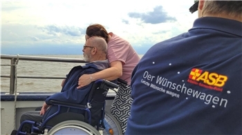 Wünschewagen-Fahrgast Thomas Lippert mit Bezugspflegerin Kathrin Buck.