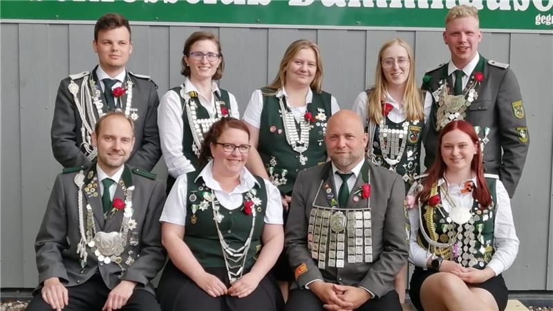 Würdenträger in Dammhausen (hinten von links): Froschkönig Christoph Holst, Bienenkönigin Rieke Hinrichs, Beste Dame Imke Cord, Beste Dame Jungschützen Alea Heckert, Bester Mann Jungschützen Jacob Fricke; vorne von links: Bester Mann Sven Eickstädt, Sonnenblumenkönigin Nadine Fitschen, Vogelkönig Heiko Bröhan und Jungschützenkönigin Simone Heckert. Es fehlt der Jungschützenkönig Nils Barghan.