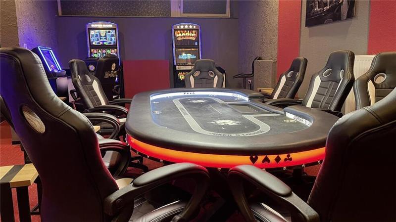 Wüsste man nicht, dass es sich hier um das Hinterzimmer eines Emder Café handelt, man könnte meinen: Das ist ein ganz normales Casino. 