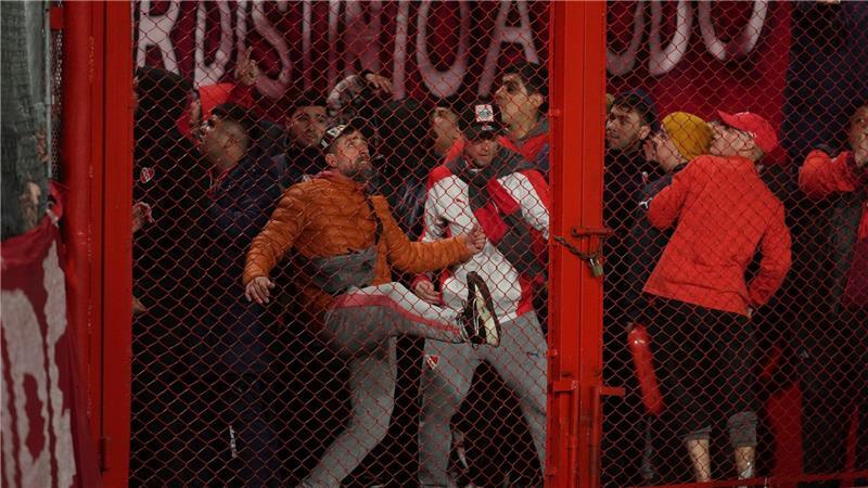 Krawalle auf den Rängen: Spiel in Buenos Aires abgebrochen Wütende Fans: Bei der Copa Sudamericana kam es zu Auseinandersetzungen.