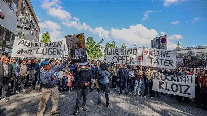 Wütender Protest von Sparkassenkunden Anfang Mai. Jetzt beginnt die juristische Aufarbeitung des Millionen-Einbruchs. (Archivfoto)