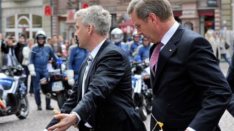 Wulff (r) ist nicht der Einzige, der im April 2011 getroffen wird. (Archivbild)