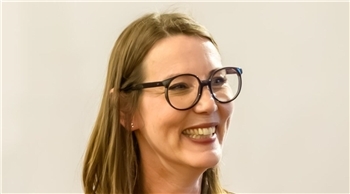 „Wunderbar! Ich bin mit Feuereifer dabei, unseren Weihnachtsmarkt für Kunsthandwerk & Design vorzubereiten.“Claudia Rasztar, Kuratorin auf Schloss Agathenburg, am Donnerstag, 20. November 2025.