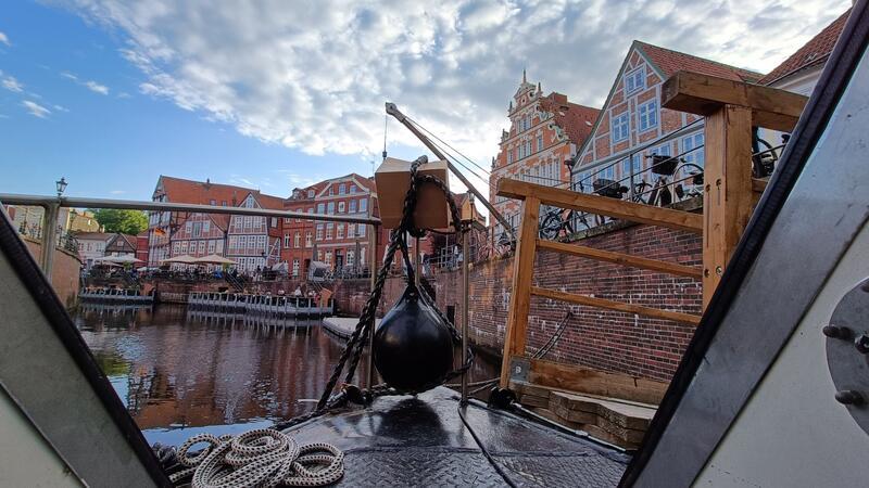 Übernachten im Stader Hafen: So wohnt es sich auf der Alsterschute Wunderschön: der Blick aus der Eingangsluke.