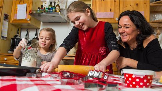 Wunderschöne Augenblicke: Mit Weihnachtsmusik geht das Plätzchen backen noch viel besser von der Hand.