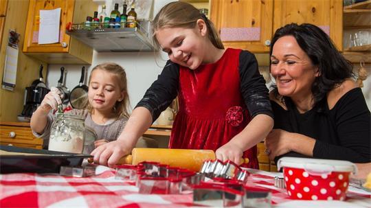 Wunderschöne Augenblicke: Mit Weihnachtsmusik geht das Plätzchen backen noch viel besser von der Hand.