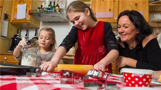 Wunderschöne Augenblicke: Mit Weihnachtsmusik geht das Plätzchen backen noch viel besser von der Hand.