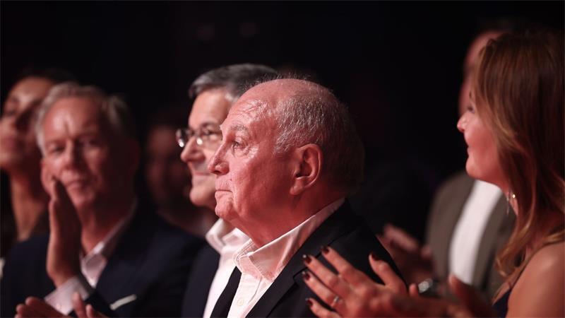 Wurde für sein Lebenswerk geehrt: Uli Hoeneß (M.) beim „Sport Bild Award“.  