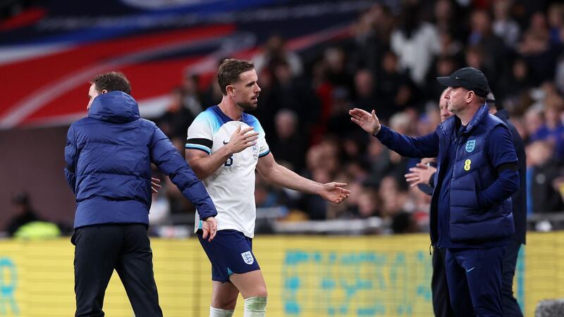 Buhrufe für Englands Henderson nach Saudi-Arabien-Wechsel Wurde gegen Australien ausgewechselt: Jordan Henderson (M.).