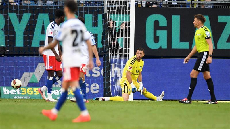 HSV-Debakel gegen Mainz: Polzin ist gefordert Wurde gegen Mainz 05 oft im Stich gelassen: HSV-Torwart Daniel Heuer Fernandes (2.v.r.)