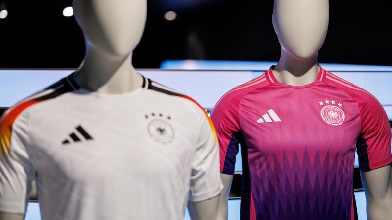 Wurde kontrovers diskutiert: die Farbwahl des neuen Pink und lilafarbenen Auswärtstrikots der deutschen Fußballnationalmannschaft (r).