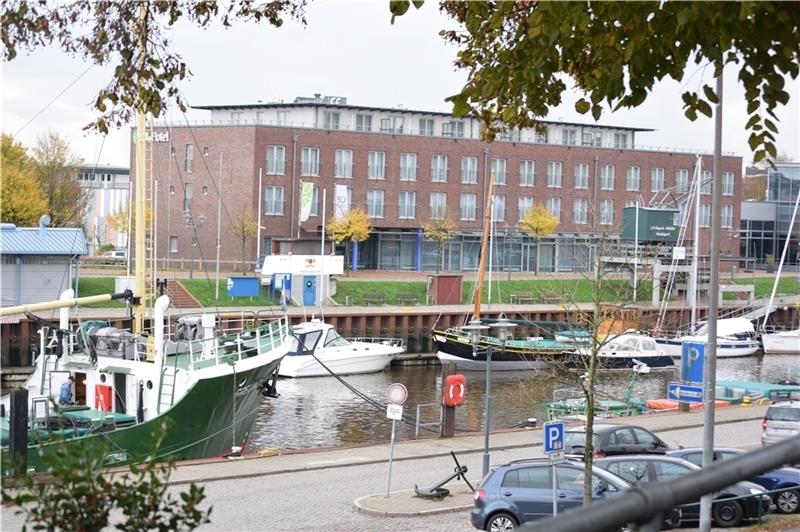 Wurde vor 20 Jahren gebaut: Das Hotel am Stadthafen bekommt einen neuen Betreiber. Foto: Strüning