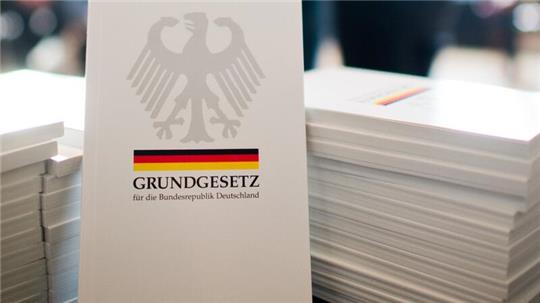 Wurde vor 75 Jahren beschlossen und am 23. Mai offiziell verkündet: das Grundgesetz.