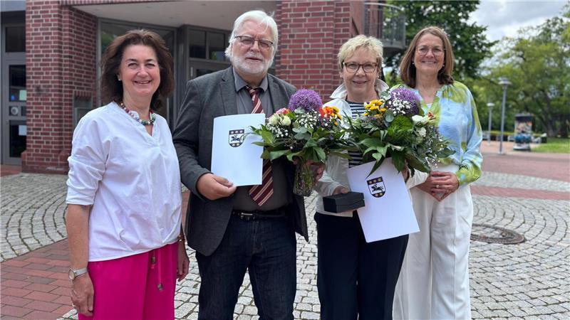 Seniorendisco und ein fast abgerissener Amtshof: Flecken würdigt Ehrenamt Wurden für ihr ehrenamtliches Engagement ausgezeichnet: Dietrich Alsdorf und Susanne Noack (Mitte) gemeinsam mit Fleckenbürgermeisterin Susanne de Bruijn (links) und Samtgemeindebürgermeisterin Ute Kück.