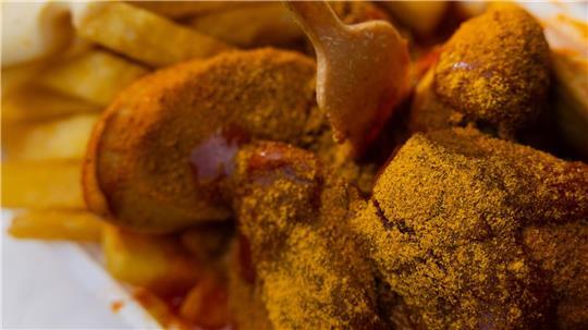 Wurst, Tomatensauce, englisches Curry: In „Peter Pomm’s Pusztetten-Stube“ wird Currywurst immer noch genauso zubereitet wie vor fast 90 Jahren.