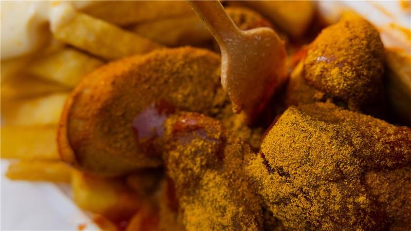 Wurst, Tomatensauce, englisches Curry: In „Peter Pomm’s Pusztetten-Stube“ wird Currywurst immer noch genauso zubereitet wie vor fast 90 Jahren.