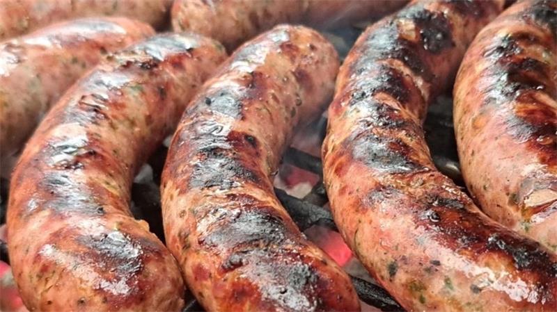 Raffinesse vom Rost: Wie die Barbecue-Fans für Grill-Genuss sorgen Wurst aus Wild: Die hausgemachte Spezialität kommt bei Wildsommelier Markus Hofmann am Sonnabend auf den Grill.