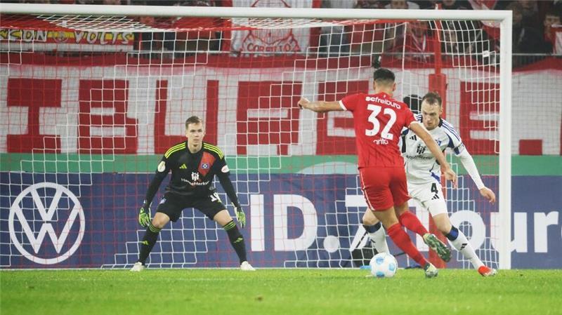 Baumgarts Luxus-Qual beim HSV: Zwei gleichstarke Torhüter Wusste gegen den SC Freiburg zu überzeugen: HSV-Torwart Matheo Raab (l)