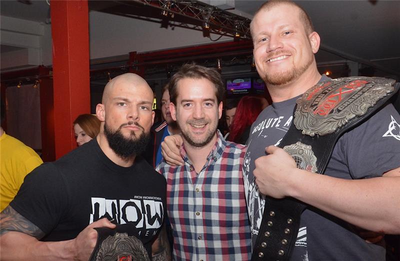 WxW-Promoter Björn Behrens, aufgewachsen in Jork , hat mit dafür gesorgt, dass Kutenholz Wrestling-Kult ist. An seiner Seite: Marius Al-Ani (links) und Absolute Andy (rechts).