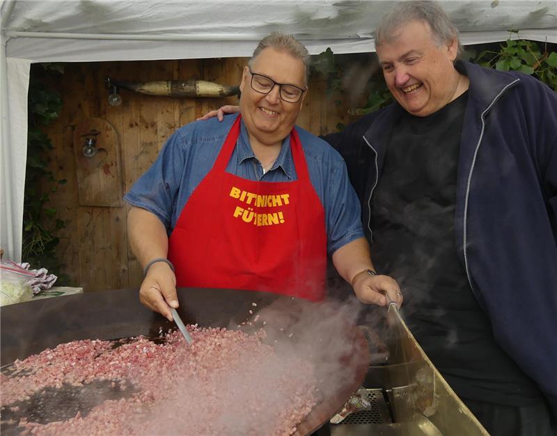 XXL-Wirt Dieter Murck (rechts), hier mit Michael Thürnau.