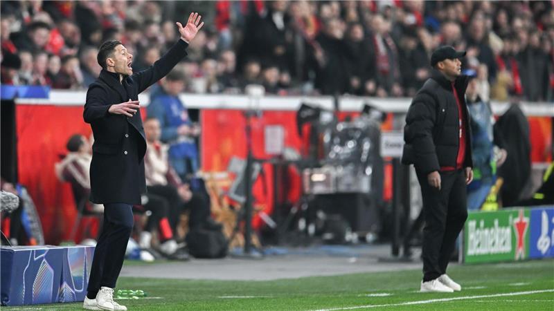 Leverkusen ohne Wirtz chancenlos - Bayern spazieren weiter Xabi Alonso (l) fand diesmal kein Mittel gegen seinen Ex-Club und dessen Coach Vincent Kompany (r)