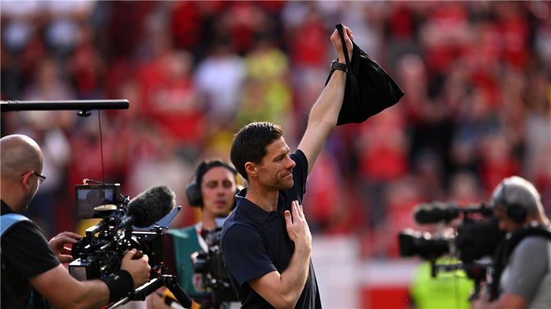 Xabi Alonso verabschiedet sich beim letzten Bayer-Heimspiel.