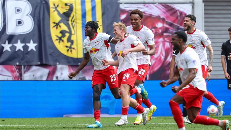 Xaver Schlager (2.v.l.) wird als Torschütze gefeiert.