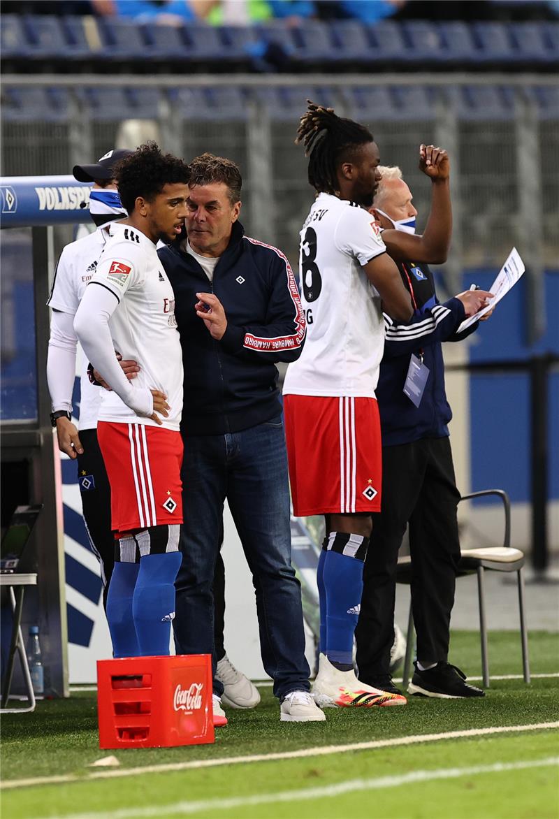 Nach gescheiterter Relegation: Mittelfeldspieler verlässt HSV Xavier Amaechi (ganz links im Bild mit dem ehemaligen HSV-Trainer Dieter Hecking). Archivfoto: Christian Charisius/dpa-Pool/dpa