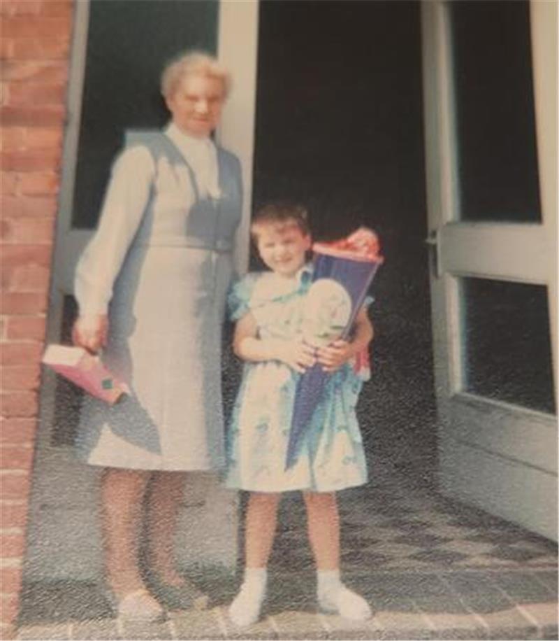Jutta Schneefuß ist 1986 spurlos verschwunden – Jetzt spricht ihre Tochter Xenia Schneefuß ist bei ihren Großeltern aufgewachsen. Ein Jahr nach dem Verschwinden ihrer Mutter wird sie eingeschult.Foto: privat