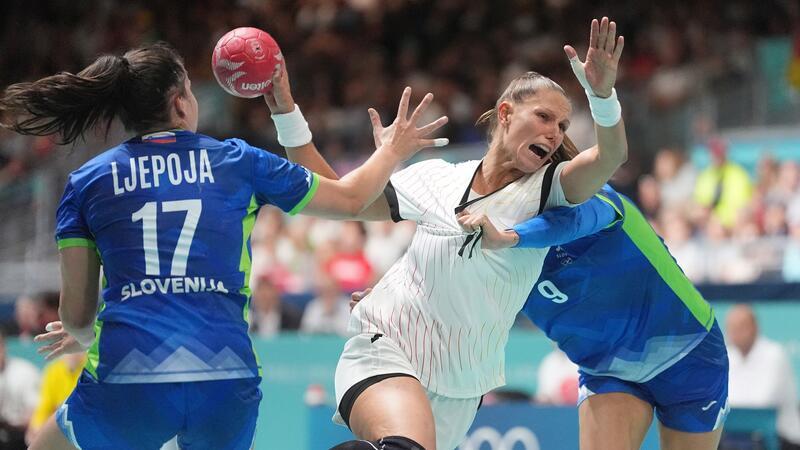 Dank KI und Ballermann: Handballerinnen haben endlich Spaß Xenia Smits kämpfte sich eins ums andere Mal durch die slowenische Defensive.