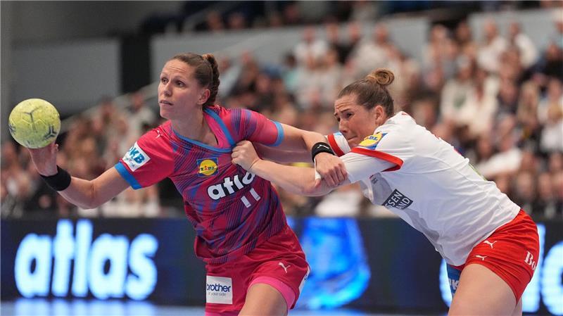Xenia Smits (l) und die Dänin Rikke Iversen kämpfen um den Ball.