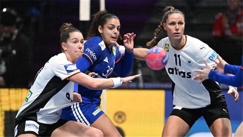 Xenia Smits (rechts) ist schwanger und damit vorerst nicht mehr Teil der Nationalmannschaft um Buxtehudes Emily Bölk (links).