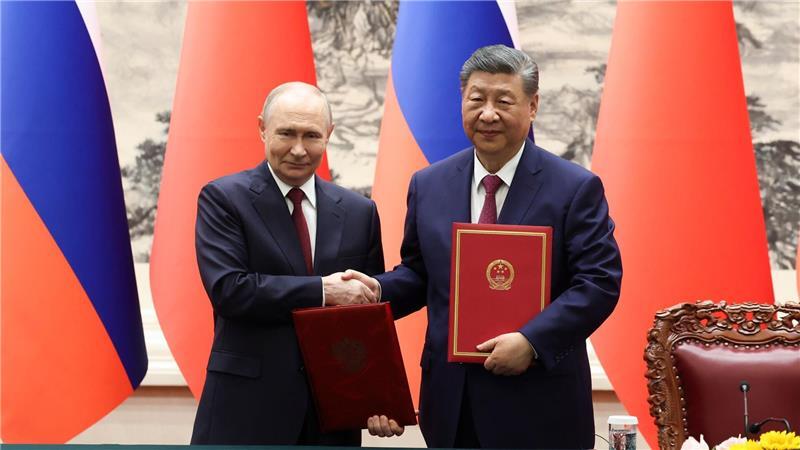 Xi und Putin betonen Freundschaft in Peking Xi und Putin unterzeichneten auch mehrere Dokumente.