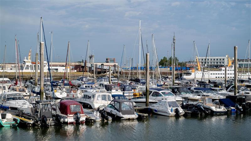 Yachthafen in Norddeich: Im ersten Halbjahr sank die Zahl der Übernachtungen von Touristen in Niedersachsen leicht. (Symbolbild)