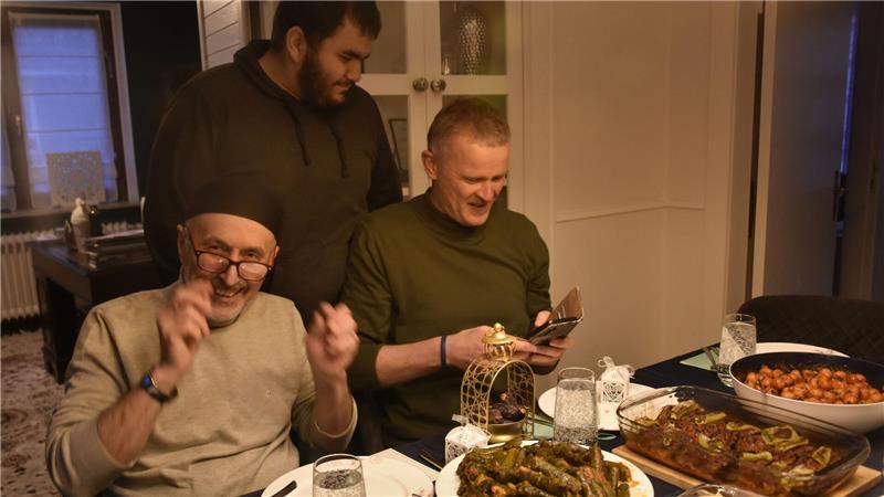 Yalcin Enver und Michael Brinkmann freuen sich, bei Familie Dündar zu Gast zu sein. Im Hintergrund Mohammed Dündar.