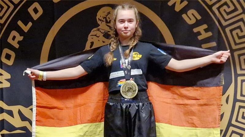 Uhlmanns (fast) unschlagbar: Buxtehuder Familie dominiert Kickbox-WM Yani Uhlmann bejubelt ihren ersten WM-Titel.