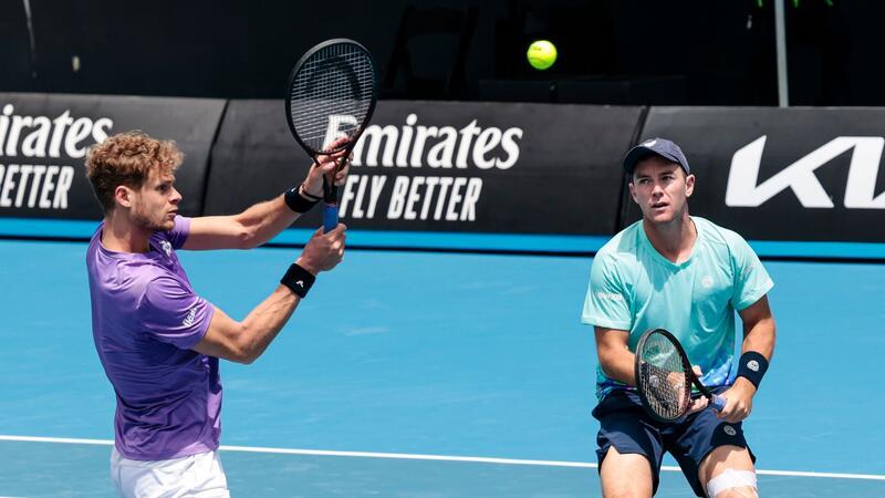 Hanfmann und Koepfer bei Australian Open im Viertelfinale Yannick Hanfmann (l) und Dominik Koepfer (r) haben bei den Australian Open überraschend das Viertelfinale erreicht.