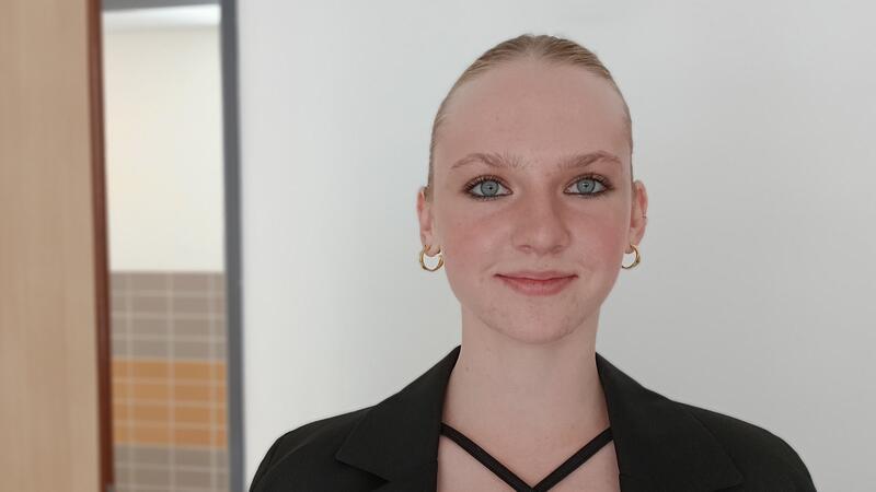 Yelyzaveta Pokora erlernt den Beruf der Schifffahrtskauffrau.