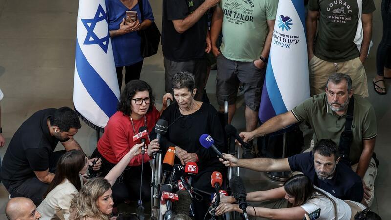 Geisel nach Freilassung: „Ich bin durch die Hölle gegangen“ Yocheved Lifschitz (M), eine der von der Hamas freigelassenen Geiseln, spricht einen Tag nach ihrer Freilassung.