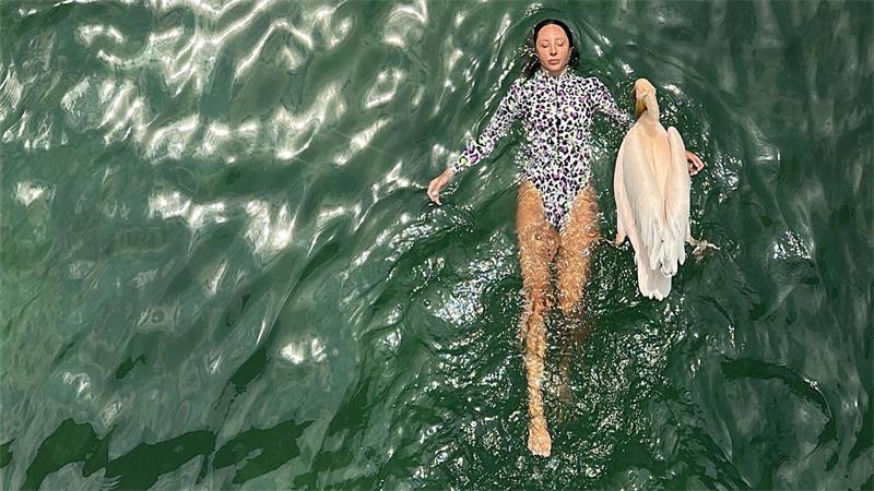 Strandgast mit Kultstatus: Libanons liebster Pelikan Yoga-Lehrerin Alik Ohanian ist eng mit dem Pelkian verbunden. Sie gehen regelmäßig zusammen schwimmen.