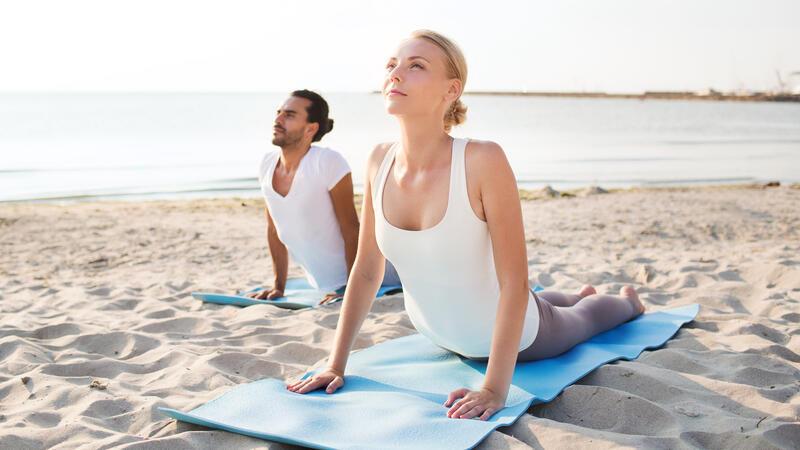 „Yoga am Strand“ wird bis zum 17. September immer dienstags bei gutem Wetter geboten.