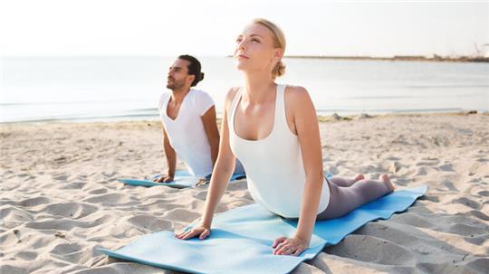 „Yoga am Strand“ wird bis zum 17. September immer dienstags bei gutem Wetter geboten.