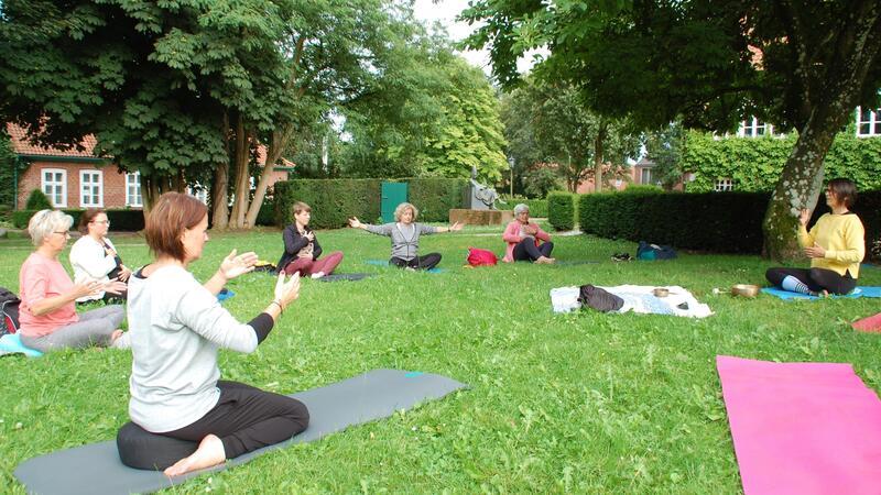 Yoga für jeden an einem Mittwochabend im Klosterpark.