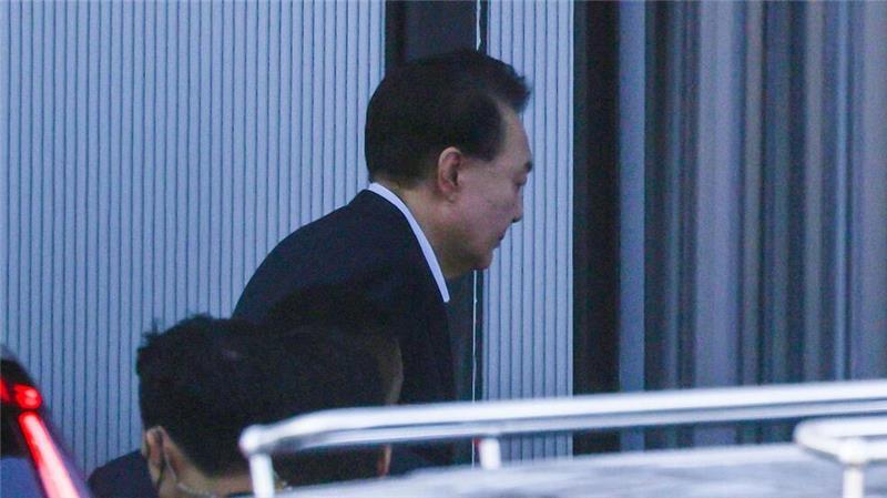 Ermittler wollen Untersuchungshaft für Yoon verlängern Yoon Suk Yeol verweigert bei der Korruptionsermittlungsbehörde für hochrangige Beamte nach wie vor seine Aussage.