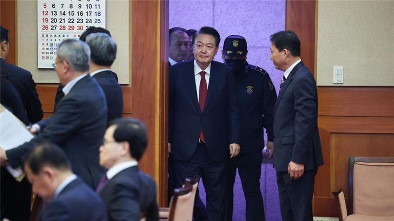 Südkoreas suspendierter Präsident erklärt sich vor Gericht Yoon bestritt den zentralen Vorwurf, er habe dem Militär während der Nacht des 3. Dezembers befohlen, Abgeordnete aus dem Parlament zu zerren, um eine Abstimmung gegen sein Kriegsrechtsdekret zu verhindern.