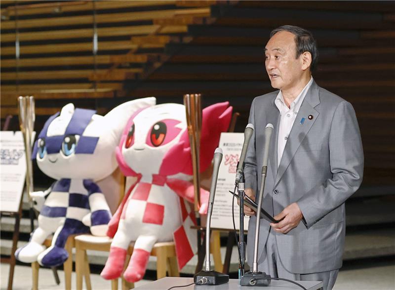 Yoshihide Suga, Ministerpräsident von Japan, spricht bei einer Pressekonferenz neben den Maskottchen der Olympischen und Paralympischen Spiele Tokio 2020. Foto: kyodo/dpa
