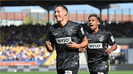 Younes Ebnoutalib (l) bringt Elversberg in Führung. 